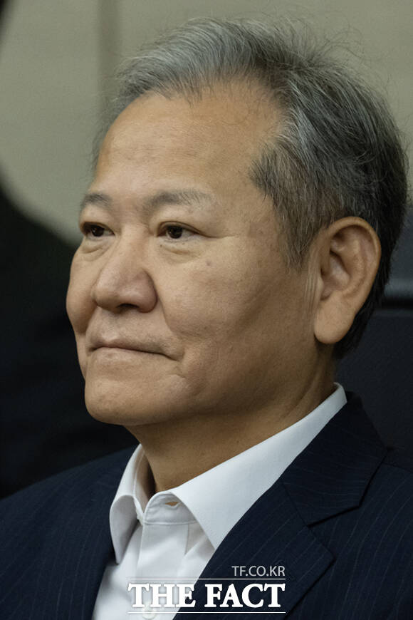 이상민 전 행정안전부 장관이 지난해 10월 17일 서울 서초구 서울중앙지법에서 열린 내란 중요임무 종사 등 혐의 첫 공판기일에 출석해 피고인석에 앉아 있다. 2025.10.17 사진공동취재단