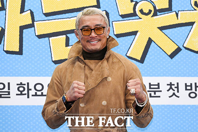 방송인 전현무와 개그우먼 이수지, 배우 이세희, 방송인 추성훈(왼쪽부터)이 12일 오후 서울 마포구 상암 스탠포드 호텔에서 열린 JTBC 신규 예능 ‘혼자는 못 해’ 제작발표회에 참석해 포즈를 취하고 있다. /서예원 기자