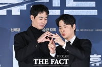  '대세 배우' 박정민, 조인성 하트 반쪽을 '싹뚝' [TF사진관]