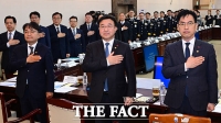  국기에 대한 경례하는 윤호중 행안부 장관 [포토]