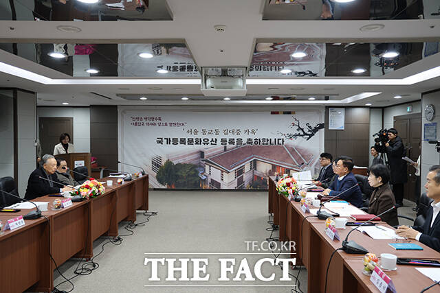 권노갑 김대중재단 이사장(왼쪽에서 다섯 번째부터)과 박강수 마포구청장을 포함한 김대중 대통령 동교동 사저 보존위원회 위원들이 12일 서울 마포구 동교동 김대중 전 대통령 사저에서 국가등록문화유산 등록을 축하하며 기념 촬영을 하고 있다. /마포구청