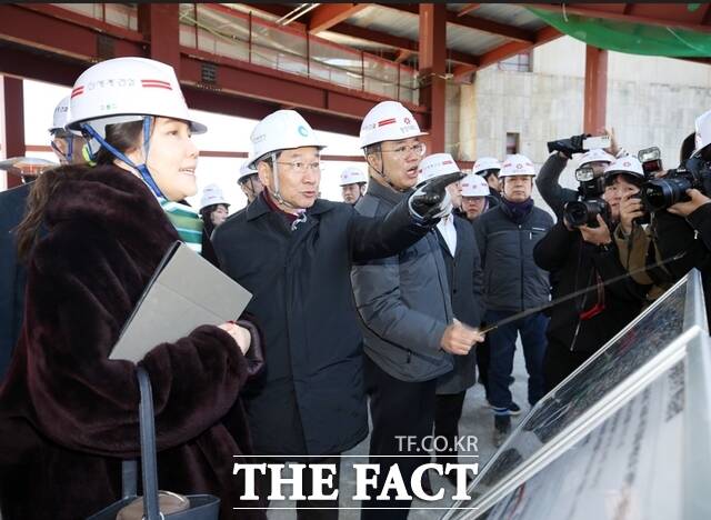 유정복 인천시장(왼쪽 두번째)이 13일 스타필드청라 관계자로부터 건설 현장에 대한 설명을 듣고 있다. /인천경제청