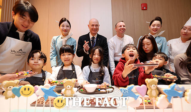 데이비드 페이시 부사장(가운데)을 비롯한 관계자가 쿠킹 스튜디오 라이브러리에서 초콜릿 등을 만들고 있다.