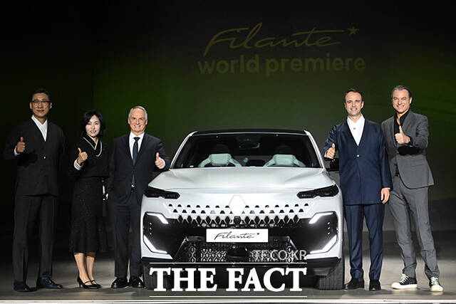 최성규 르노테크놀로지코리아 연구소장과 상희정 르노코리아 대·내외전략본부장, 파브리스 캄볼리브 르노그룹 최고 성장 책임자 및 르노 브랜드 CEO, 니콜라 파리 르노코리아 사장, 로렌스 반 덴 아커 르노그룹 디자인 총괄 부회장(왼쪽부터)이 13일 오전 서울 광진구 그랜드 워커힐에서 열린 르노코리아 글로벌 플래그십 미디어 공개 행사에 참석해 르노 필랑트 차량과 기념 촬영을 하고 있다. /서예원 기자