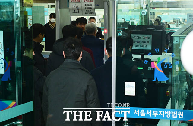 서부지법 폭동 사태의 배후로 지목된 전광훈 사랑제일교회 목사가 13일 서울 마포구 서울서부지방법원에서 열린 구속 전 피의자 심문(영장실질심사)에 출석하고 있다. /이새롬 기자