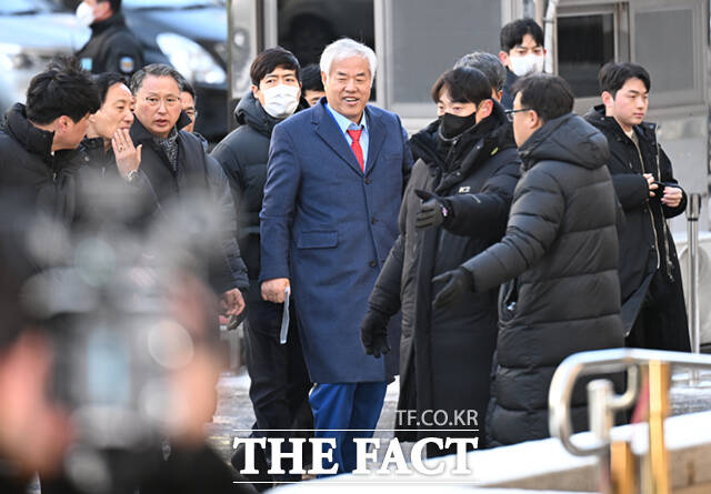 서부지법 폭동 사태의 배후로 지목된 전광훈 사랑제일교회 목사가 13일 서울 마포구 서울서부지방법원에서 열린 구속 전 피의자 심문(영장실질심사)에 출석하고 있다. /이새롬 기자