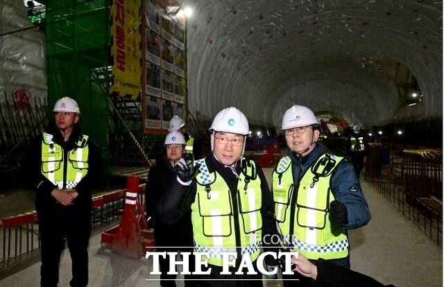 유정복 인천시장(가운데)이 13일 서구 7호선 청라연장선 5공구 사업 현장을 점검하고 있다. /인천시