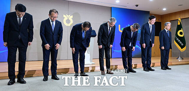강호동 농협중앙회 회장이 13일 오전 서울 중구 새문안로 농협중앙회 본관에서 농림축산식품부 특별감사 중간결과 발표와 관련해 대국민 사과를 하고 있다. /임영무 기자