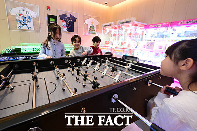 아케이드 룸에서 게임 즐기는 아이들.