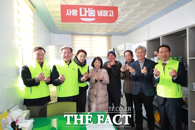 오태완(왼쪽 두 번째)의령군수와 지역사회보장협의체 회원들과 나눔냉장고 앞에서 기념 촬영을 하고 있다. /의령