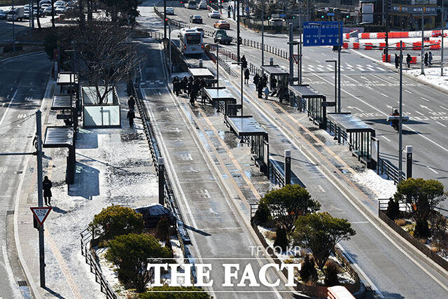 '시내버스 총파업' 한산한 모습 보이는 서울역 버스환승센터.