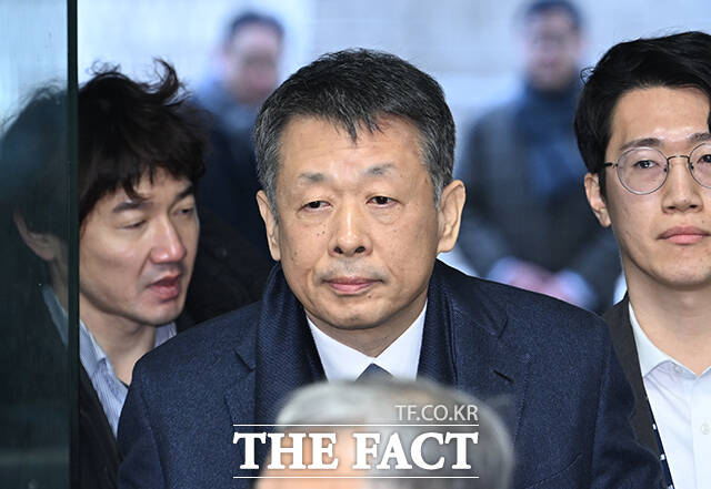 김병주 MBK파트너스 회장이 구속 전 피의자 심문(영장실질심사)에 출석하고 있다.