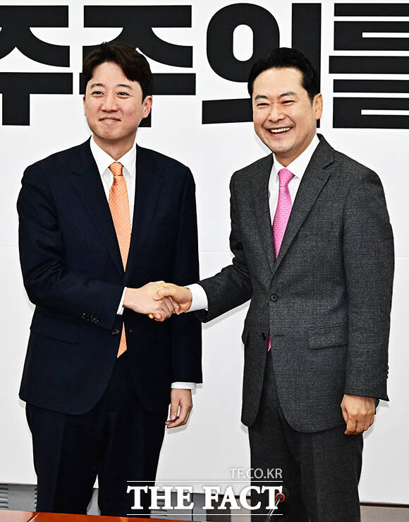 이준석 개혁신당 대표(왼쪽)와 장동혁 국민의힘 대표가 13일 오전 서울 여의도 국회에서 회동하며 인사를 하고 있다. /국회=배정한 기자