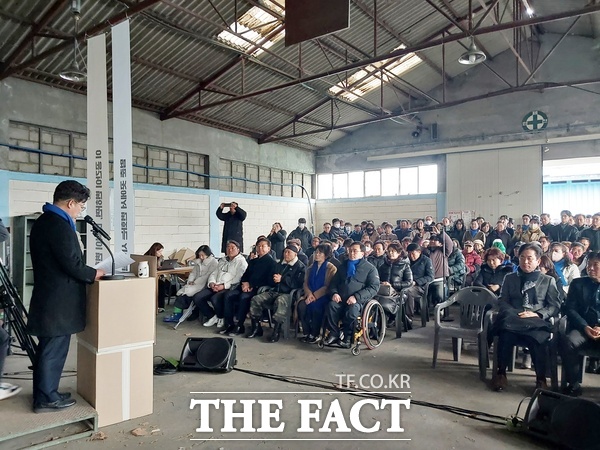 김찬술 전 대전시의회 의원이 13일 대덕구 대화공단 내 폐공장에서 기자회견을 열고 대전 대덕구청장 출마를 선언했다. /선치영 기자