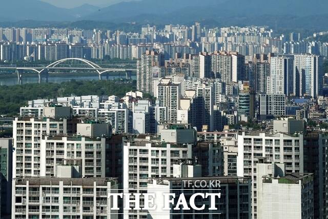 주택산업연구원에 따르면 2026년 1월 서울 아파트 입주전망지수가 전월대비 23.4P 오른 100으로 나타났다. /더팩트 DB