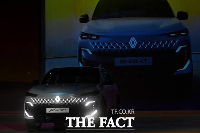 르노코리아 글로벌 플래그십 미디어 공개 행사가 13일 오전 서울 광진구 그랜드 워커힐에서 열린 가운데 르노 필랑트 차량이 공개되고 있다. /서예원 기자