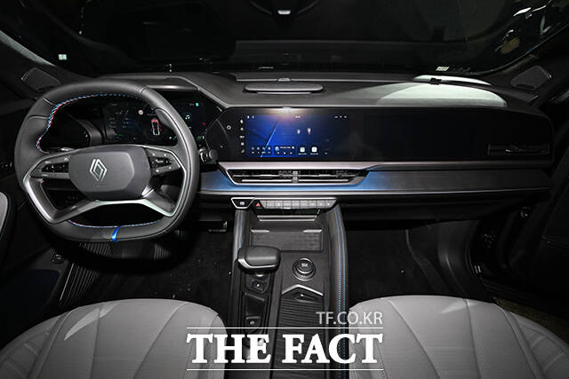 르노코리아 글로벌 플래그십 미디어 공개 행사가 13일 오전 서울 광진구 그랜드 워커힐에서 열린 가운데 르노 필랑트 차량이 공개되고 있다. /서예원 기자