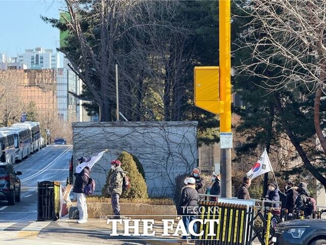 자유대한국민연대는 13일 오전 9시께 서울중앙지법 정문 인근 정곡빌딩 남관 앞에서 집회를 열었다. /정인지 기자
