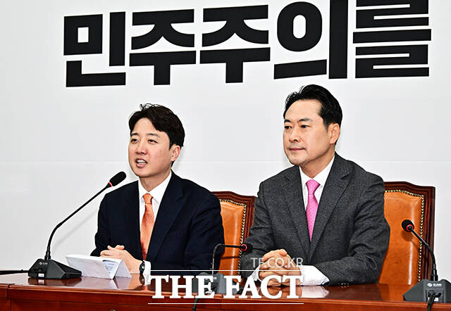 이준석 개혁신당 대표(왼쪽)와 장동혁 국민의힘 대표가 13일 오전 서울 여의도 국회에서 회동하며 인사를 하고 있다. /국회=배정한 기자