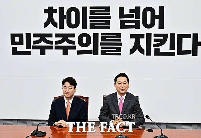 이준석 개혁신당 대표(왼쪽)와 장동혁 국민의힘 대표가 13일 오전 서울 여의도 국회에서 회동하며 인사를 하고 있다. /국회=배정한 기자