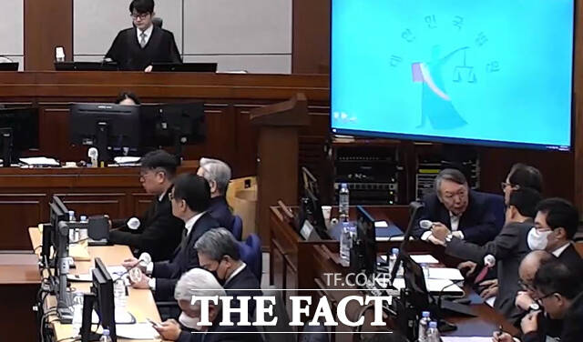 내란 우두머리 혐의를 받는 윤석열 전 대통령이 13일 오전 서울중앙지법에서 열린 결심공판에 출석하고 있다.