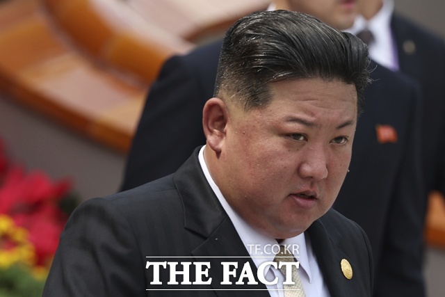 김정은 북한 국무위원장의 경호·호위 조직의 책임자들이 상당 부분 교체된 것으로 파악됐다. 사진은 지난 9월 3일(현지시간) 중국 베이징 톈안먼 광장에서 열린 '중국 인민 항일 전쟁 및 세계 반파시스트 전쟁 승리'(전승절) 80주년 기념 열병식에 참석한 김정은 북한 국무위원장 모습이다. /뉴시스