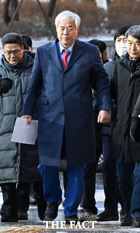 서부지법 폭동 사태의 배후로 지목된 전광훈 사랑제일교회 목사가 13일 서울 마포구 서울서부지방법원에서 열린 구속 전 피의자 심문(영장실질심사)에 출석하고 있다. /이새롬 기자