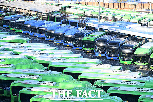 서울 시내버스가 총파업에 돌입한 13일 오전 서울 양천구 공영차고지에 시내버스가 주차돼 있다. /남용희 기자