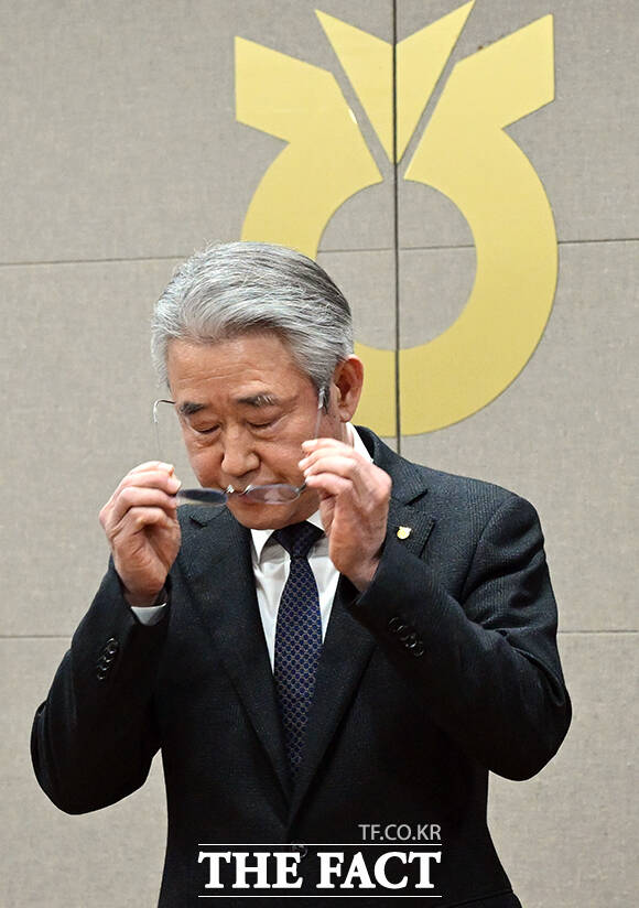 강호동 농협중앙회 회장이 13일 오전 서울 중구 새문안로 농협중앙회 본관에서 농림축산식품부 특별감사 중간결과 발표와 관련해 대국민 사과를 하고 있다. /임영무 기자