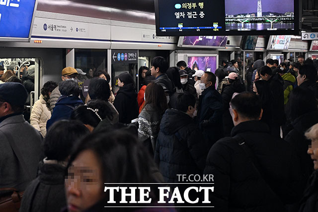 서울 시내버스가 총파업에 돌입한 13일 오전 서울지하철 1호선 서울역 승강장이 시민들로 북적이고 있다. /남용희 기자