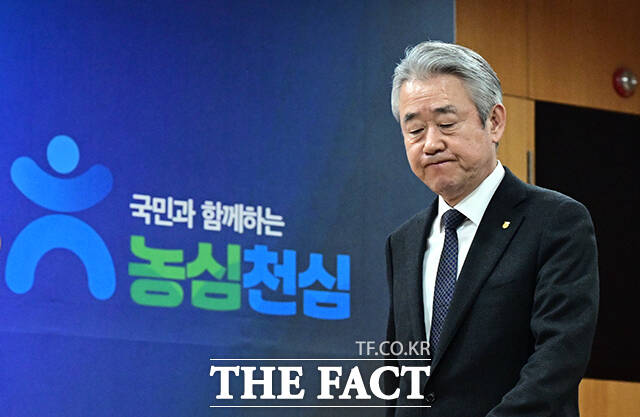 강호동 농협중앙회 회장이 13일 오전 서울 중구 새문안로 농협중앙회 본관에서 농림축산식품부 특별감사 중간결과 발표와 관련해 대국민 사과를 하고 있다. /임영무 기자