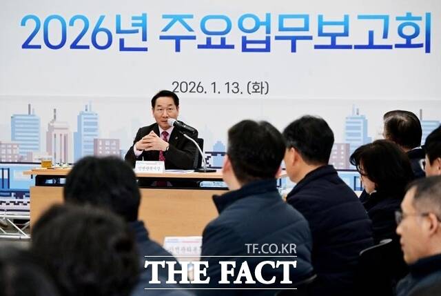 유정복 인천시장이 13일 인천교통공사에서 2026년 주요 사업에 대한 업무보고를 받고 있다. /인천시