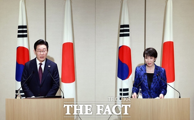 이재명 대통령과 다카이치 사나에 일본 총리가 13일(현지 시간) 나라현 회담장에서 한일 공동언론발표를 하고 있다. /뉴시스