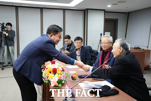 권노갑 김대중재단 이사장(왼쪽에서 다섯 번째부터)과 박강수 마포구청장을 포함한 김대중 대통령 동교동 사저 보존위원회 위원들이 12일 서울 마포구 동교동 김대중 전 대통령 사저에서 국가등록문화유산 등록을 축하하며 기념 촬영을 하고 있다. /마포구청