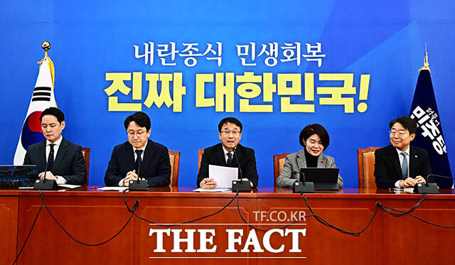 한병도 더불어민주당 원내대표(가운데)가 13일 오전 서울 여의도 국회에서 열린 원내대책회의에 참석해 모두발언을 하고 있다. /국회=배정한 기자