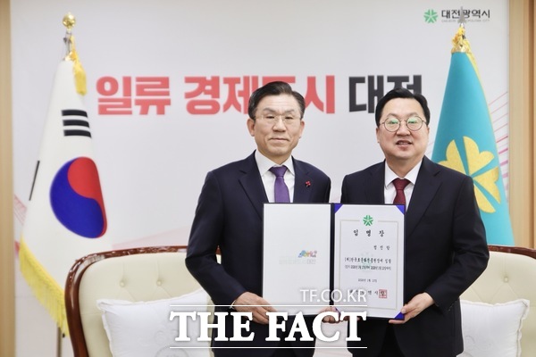 한국효문화진흥원 제4대 정진항 원장(왼쪽)이 13일 취임하고 본격적인 업무에 돌입했다. /한국효문화진흥원