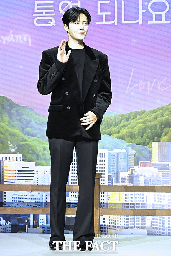 배우 김선호와 고윤정이 포즈를 취하고 있다.