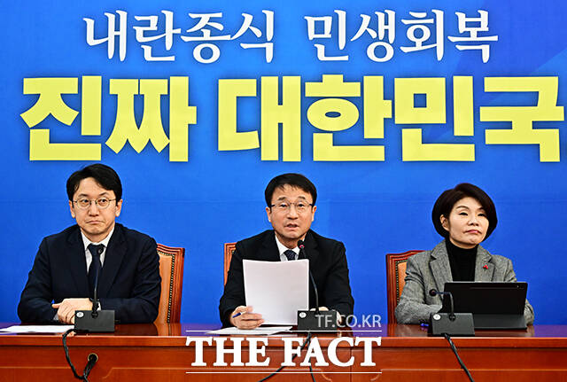 한병도 더불어민주당 원내대표(가운데)가 13일 오전 서울 여의도 국회에서 열린 원내대책회의에 참석해 모두발언을 하고 있다. /국회=배정한 기자