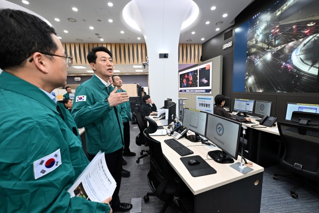오세훈 서울시장이 서울시내버스 파업이 시작된 13일 새벽 재난안전상황실을 찾아 비상수송대책을 점검하고 있다. /서울시