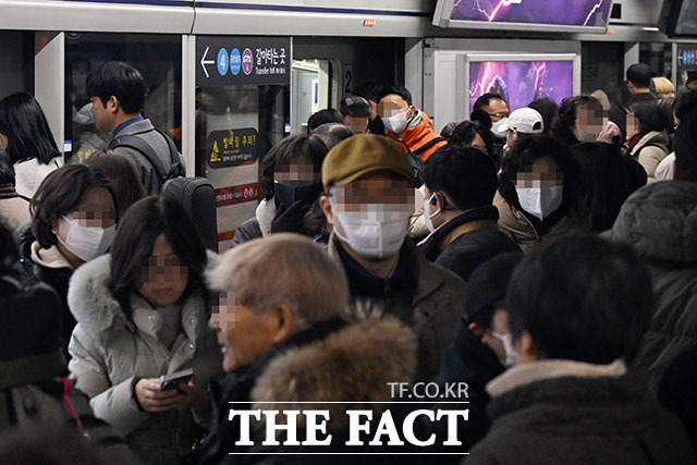 서울 시내버스가 총파업에 돌입한 13일 오전 서울지하철 1호선 서울역 승강장이 시민들로 북적이고 있다. /남용희 기자