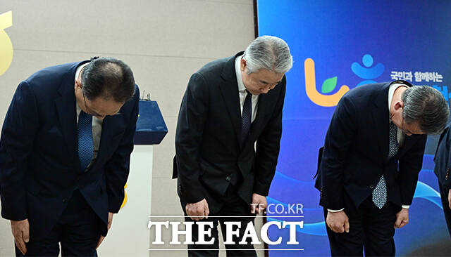 강호동(가운데) 농협중앙회 회장이 13일 오전 서울 중구 새문안로 농협중앙회 본관에서 농림축산식품부 특별감사 중간결과 발표와 관련해 대국민 사과를 하고 있다. /임영무 기자