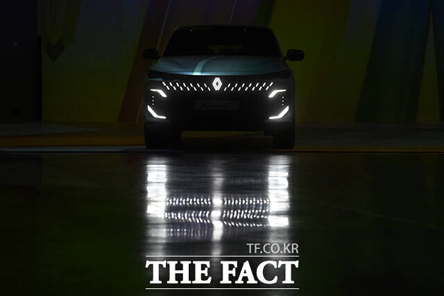 르노코리아 글로벌 플래그십 미디어 공개 행사가 13일 오전 서울 광진구 그랜드 워커힐에서 열린 가운데 르노 필랑트 차량이 공개되고 있다. /서예원 기자