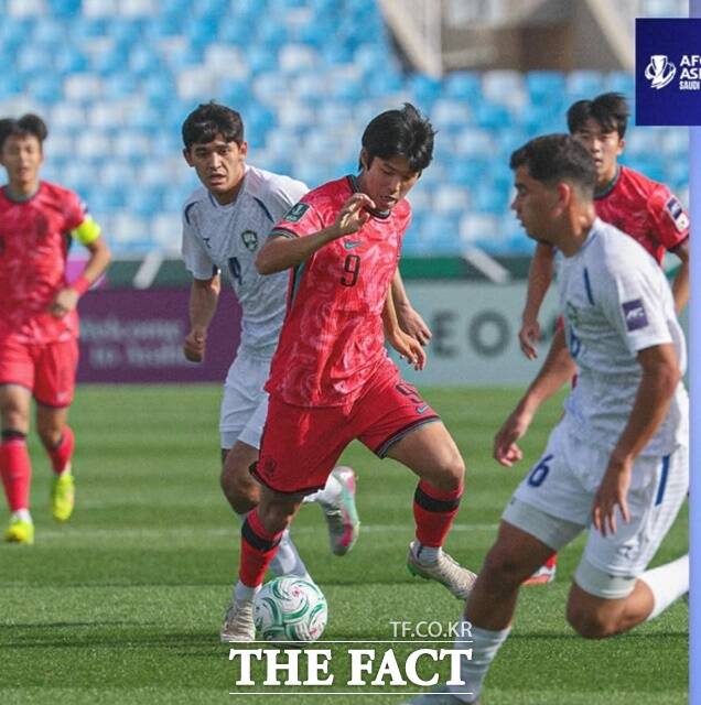 한국 U23대표팀의 김태원이 13일 우즈베키스탄과 2026 AFC U23 아시안컵 C조 3차전에서 탈압박을 시도하고 있다./리야드=KFA