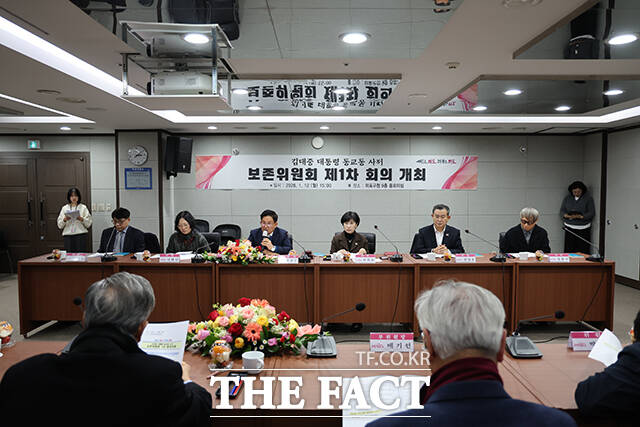 권노갑 김대중재단 이사장(왼쪽에서 다섯 번째부터)과 박강수 마포구청장을 포함한 김대중 대통령 동교동 사저 보존위원회 위원들이 12일 서울 마포구 동교동 김대중 전 대통령 사저에서 국가등록문화유산 등록을 축하하며 기념 촬영을 하고 있다. /마포구청