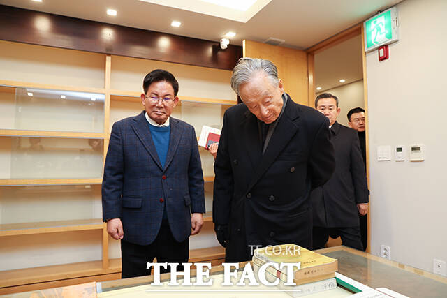 권노갑 김대중재단 이사장(왼쪽에서 다섯 번째부터)과 박강수 마포구청장을 포함한 김대중 대통령 동교동 사저 보존위원회 위원들이 12일 서울 마포구 동교동 김대중 전 대통령 사저에서 국가등록문화유산 등록을 축하하며 기념 촬영을 하고 있다. /마포구청