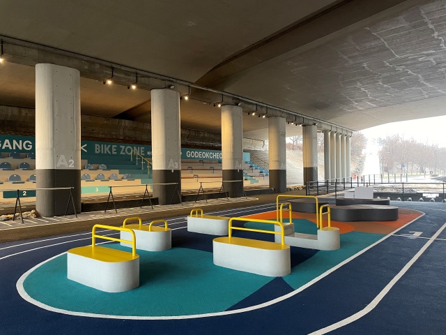 서울시는 강동구 고덕천교 하부를 생활체육과 휴식이 결합된 체류형 수변공간 '고덕천 라운지'로 새롭게 조성했다. /서울시