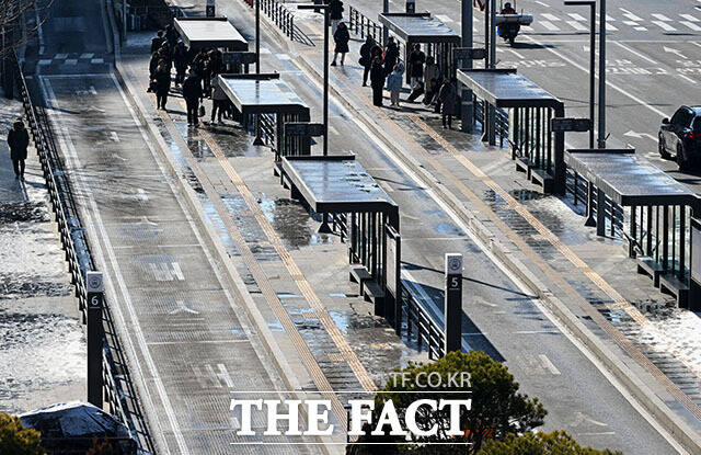 '시내버스 총파업' 한산한 모습 보이는 서울역 버스환승센터.