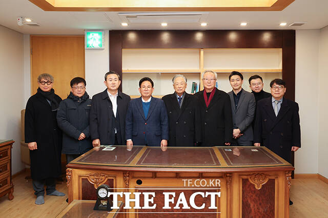 권노갑 김대중재단 이사장(왼쪽에서 다섯 번째부터)과 박강수 마포구청장을 포함한 김대중 대통령 동교동 사저 보존위원회 위원들이 12일 서울 마포구 동교동 김대중 전 대통령 사저에서 국가등록문화유산 등록을 축하하며 기념 촬영을 하고 있다. /마포구청