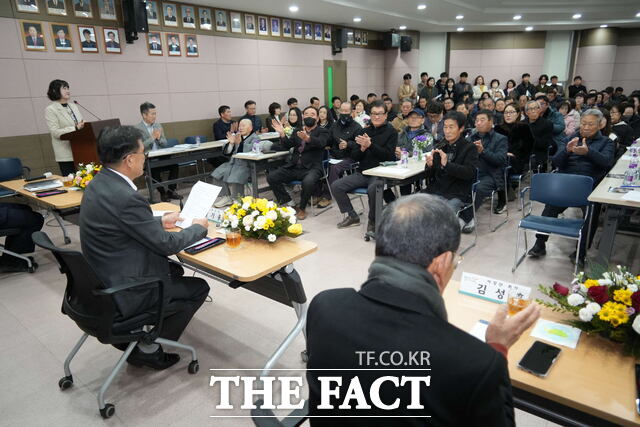 김기웅 서천군수가 13개 읍·면을 순회하며 열린 군정 군민과의 대화를 통해 군민 의견을 수렴하고 있다. /서천군