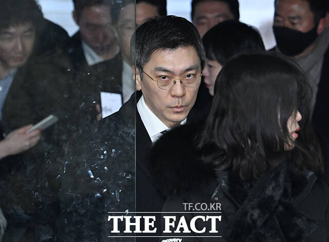 김병주 MBK파트너스 회장이 구속 전 피의자 심문(영장실질심사)에 출석하고 있다.